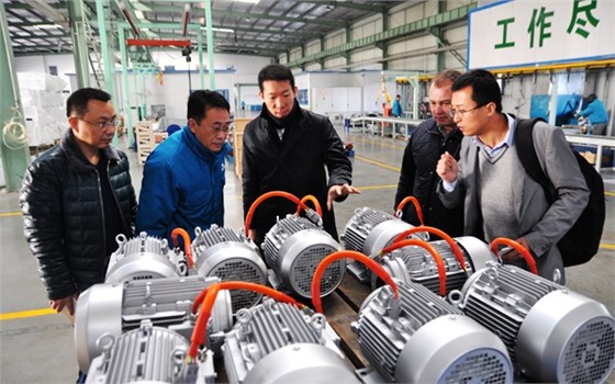 皖南電機(jī):客人在參觀汽車(chē)電機(jī) 皖南電機(jī):客人在參觀汽車(chē)電機(jī)