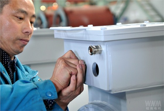 員工在進(jìn)行盾構(gòu)機(jī)電機(jī)交付前最后的細(xì)查 員工在進(jìn)行盾構(gòu)機(jī)電機(jī)交付前最后的細(xì)查