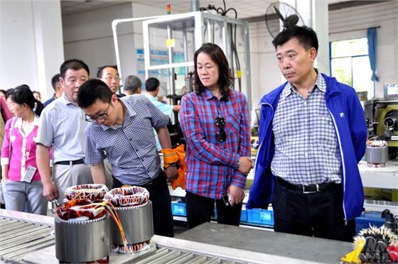 皖南電機(jī):與會(huì)代表在車(chē)間參觀 皖南電機(jī):與會(huì)代表在車(chē)間參觀