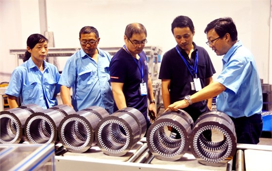 國(guó)家安標(biāo)中心評(píng)審人員在皖南電機(jī)生產(chǎn)現(xiàn)場(chǎng)取證 國(guó)家安標(biāo)中心評(píng)審人員在皖南電機(jī)生產(chǎn)現(xiàn)場(chǎng)取證