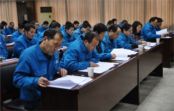 股東代表在認(rèn)真聽取工作報(bào)告 股東代表在認(rèn)真聽取工作報(bào)告