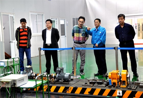 總經(jīng)理陳學鋒陪同來賓參觀 總經(jīng)理陳學鋒陪同來賓參觀