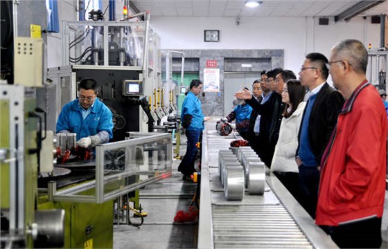 皖南電機(jī)|電機(jī)廠家:來(lái)賓在車(chē)間參觀 皖南電機(jī)|電機(jī)廠家:來(lái)賓在車(chē)間參觀