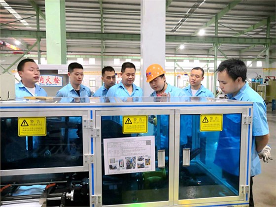 圖為電氣公司正在開展現(xiàn)場培訓 圖為電氣公司正在開展現(xiàn)場培訓