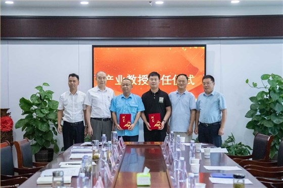 公司技術(shù)人才獲市工業(yè)學(xué)校“產(chǎn)業(yè)教授”聘書 公司技術(shù)人才獲市工業(yè)學(xué)校“產(chǎn)業(yè)教授”聘書