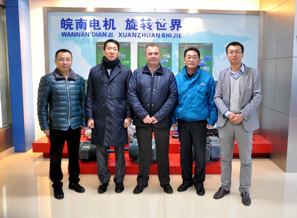 皖南電機:總經(jīng)理陳學鋒與客人在展覽廳合影留念 皖南電機:總經(jīng)理陳學鋒與客人在展覽廳合影留念