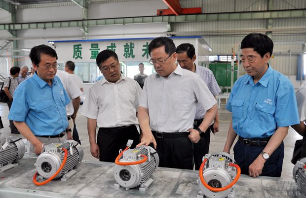 安徽省經(jīng)信委主任牛弩韜到皖南電機調研 安徽省經(jīng)信委主任牛弩韜到皖南電機調研