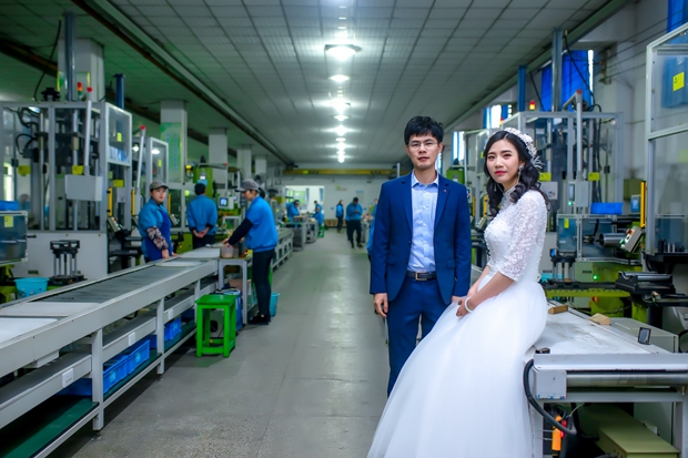 在生產(chǎn)車間留下他們幸福時刻 在生產(chǎn)車間留下他們幸福時刻