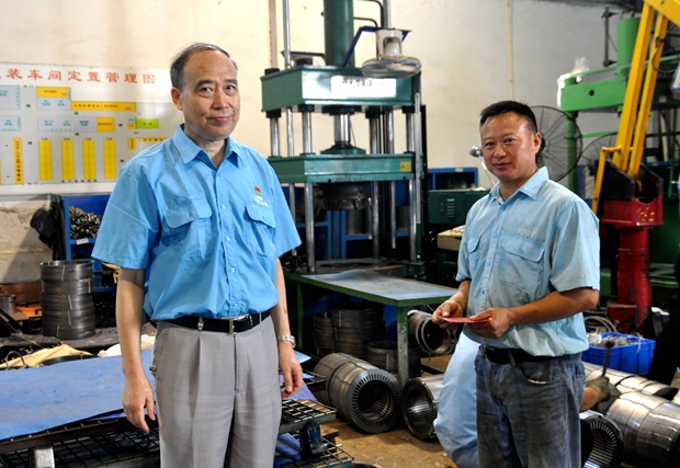 皖南電機(jī)黨委管書(shū)記在壓鑄車間慰問(wèn) 皖南電機(jī)黨委管書(shū)記在壓鑄車間慰問(wèn)