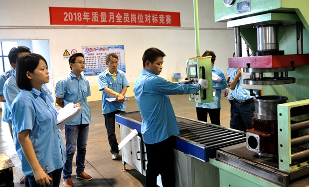 對標(biāo)競賽員工操作一絲不茍 對標(biāo)競賽員工操作一絲不茍
