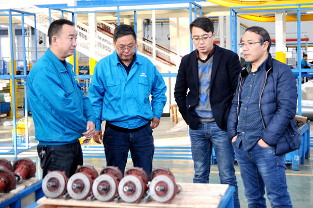 皖南電機(jī)銷售許總向來賓介紹公司生產(chǎn)情況 皖南電機(jī)銷售許總向來賓介紹公司生產(chǎn)情況