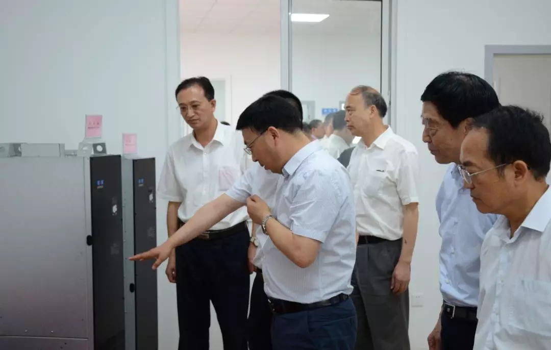 皖南電機:縣領導正在參觀華辰公司產(chǎn)品展廳 皖南電機:縣領導正在參觀華辰公司產(chǎn)品展廳