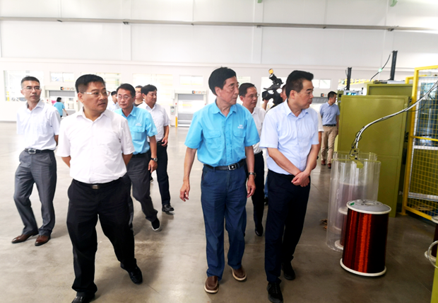 一行深入到皖南電氣車(chē)間考察 一行深入到皖南電氣車(chē)間考察