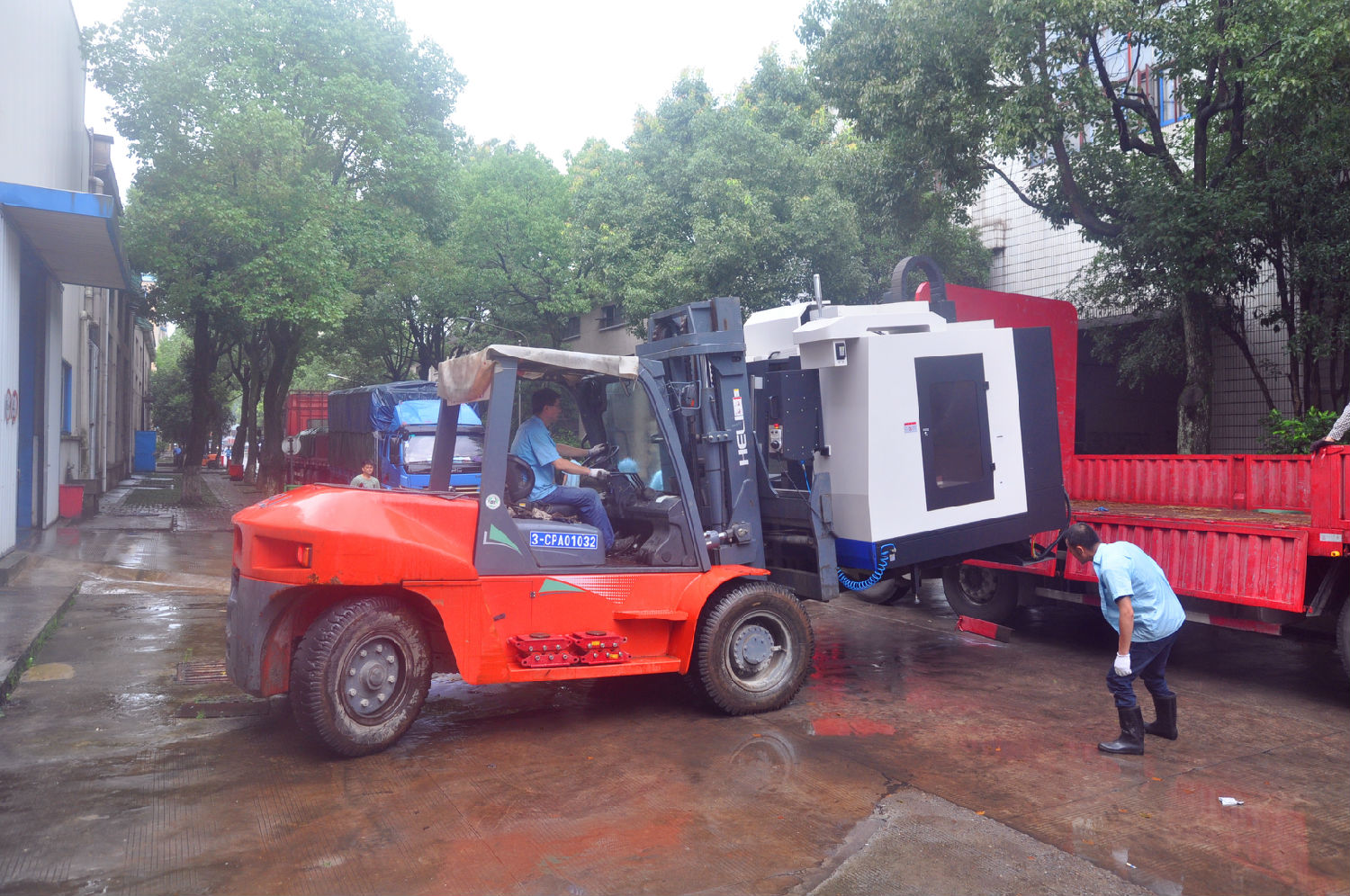 防汛期間，皖南電機轉(zhuǎn)移重要設備至安全地帶