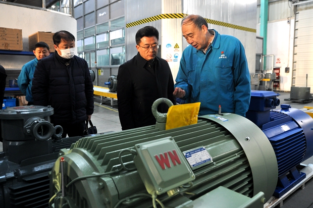 圖為管兵正在向省科技廳領(lǐng)導(dǎo)介紹皖南電機產(chǎn)品 圖為管兵正在向省科技廳領(lǐng)導(dǎo)介紹皖南電機產(chǎn)品