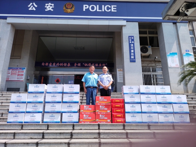 圖為公司安全環(huán)境保護處處長董萌蓓為子弟兵及公安民警送去慰問品，并致以節(jié)日的問候和祝福