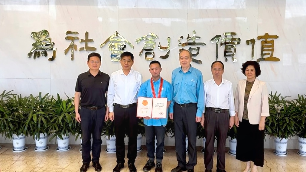 省、市總工會(huì)為皖南電機(jī)&ldquo;全國(guó)五一勞動(dòng)獎(jiǎng)?wù)?rdquo;獲得者授牌頒獎(jiǎng)